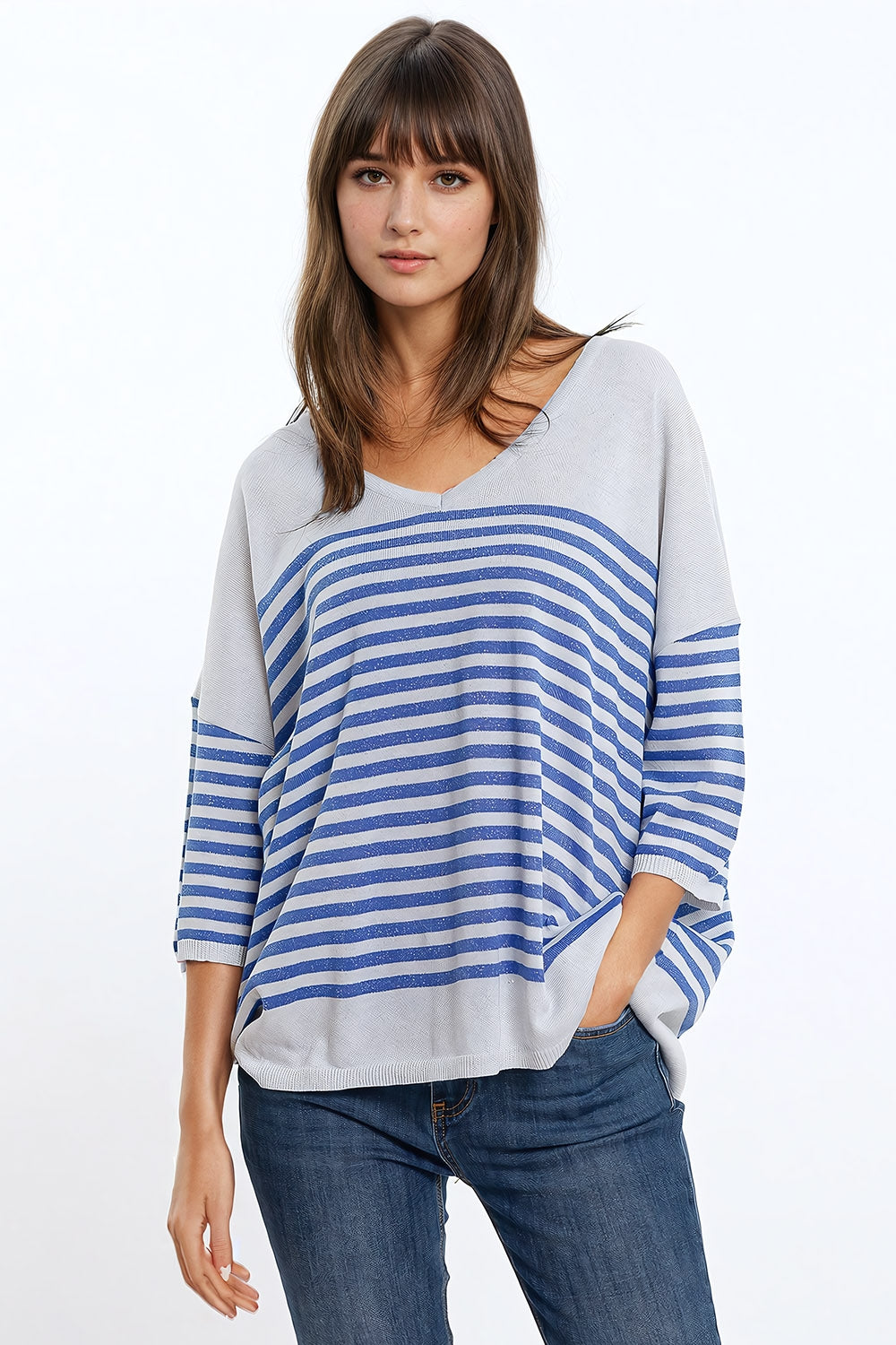 Q2 Camisola cinzenta com riscas azuis e decote em V