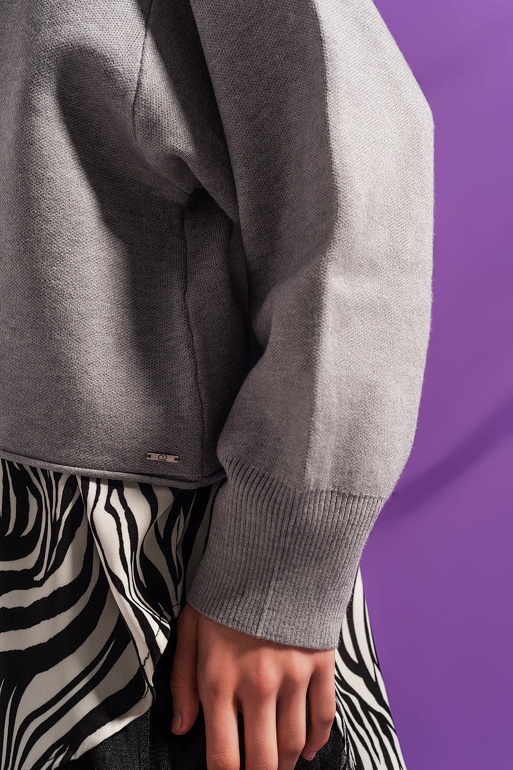 Camisola cinzenta curto com mangas de morcego