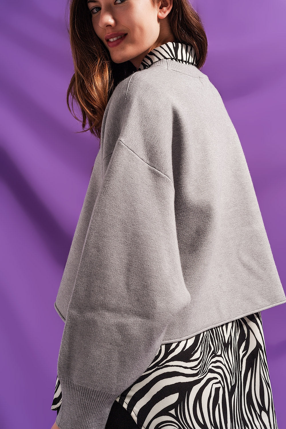 Camisola cinzenta curto com mangas de morcego