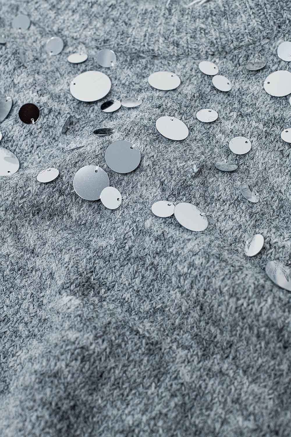 Camisola cinzenta de malha macia com pormenor de lantejoulas grandes