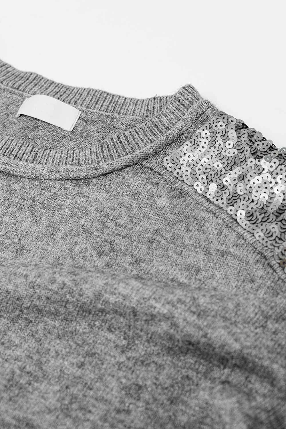 Camisola cinzenta de mangas compridas com lantejoulas nos ombros