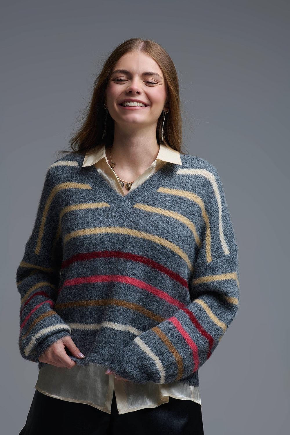 Q2 Camisola cinzenta de riscas multicoloridas de tamanho grande