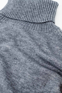 camisola cinzenta larga com mangas caneladas