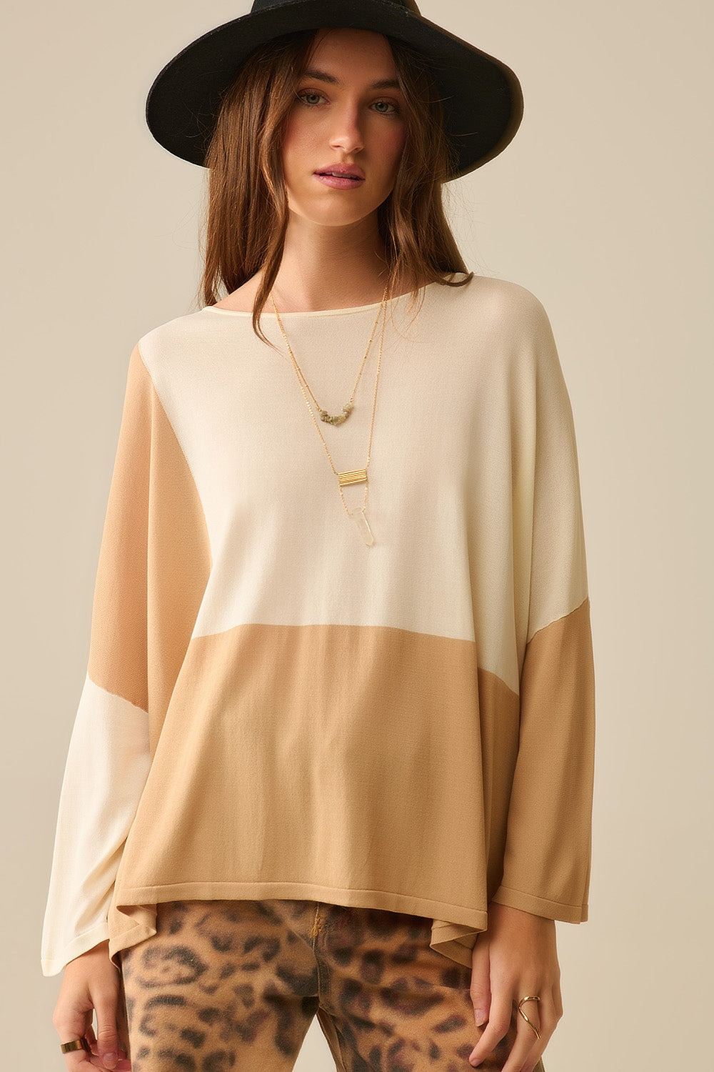 Q2 Camisola com asas de morcego em blocos de cores Branco e camel
