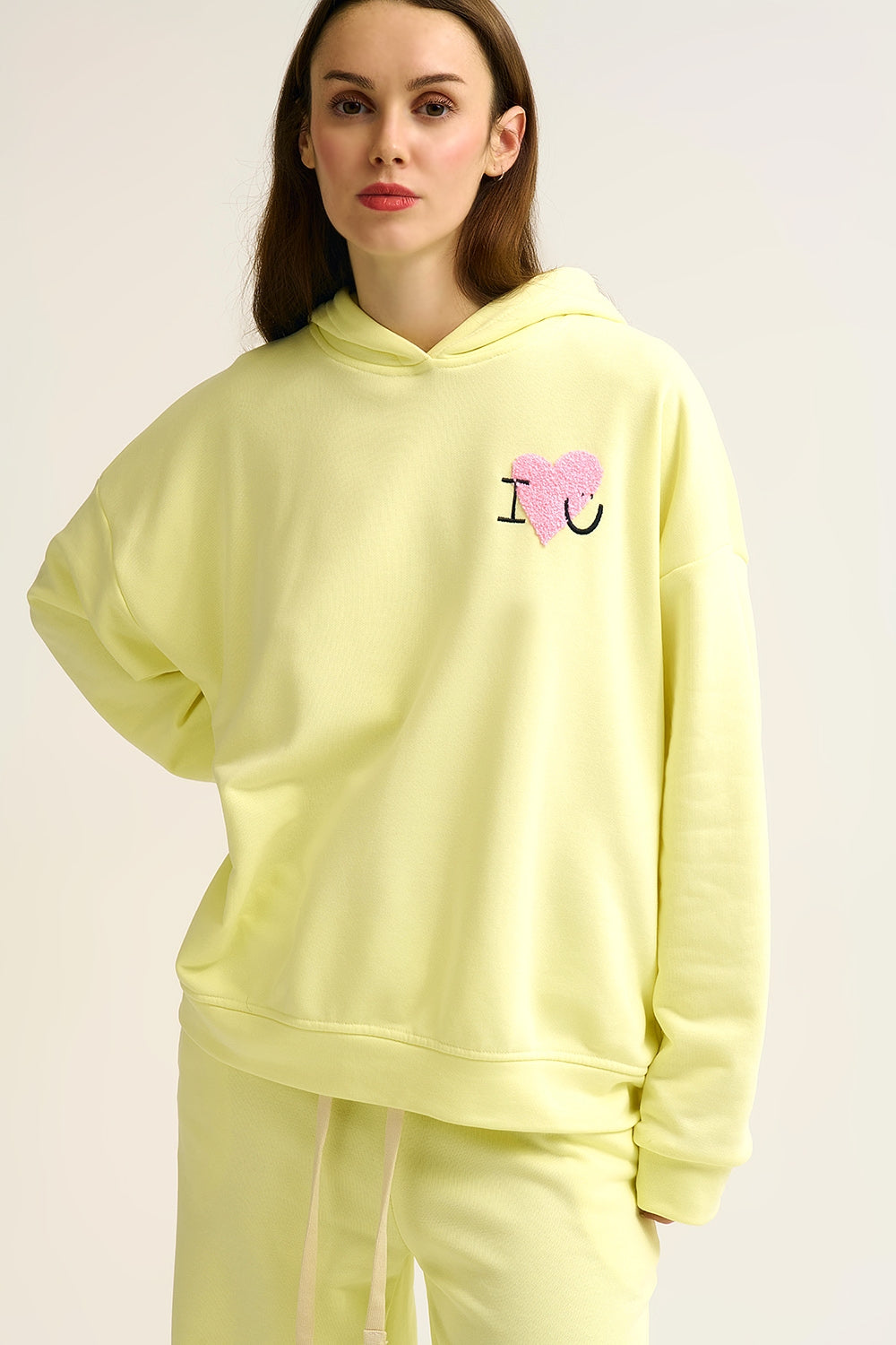 Q2 Camisola com capuz super macia amarela com gráfico de corações em bouclé