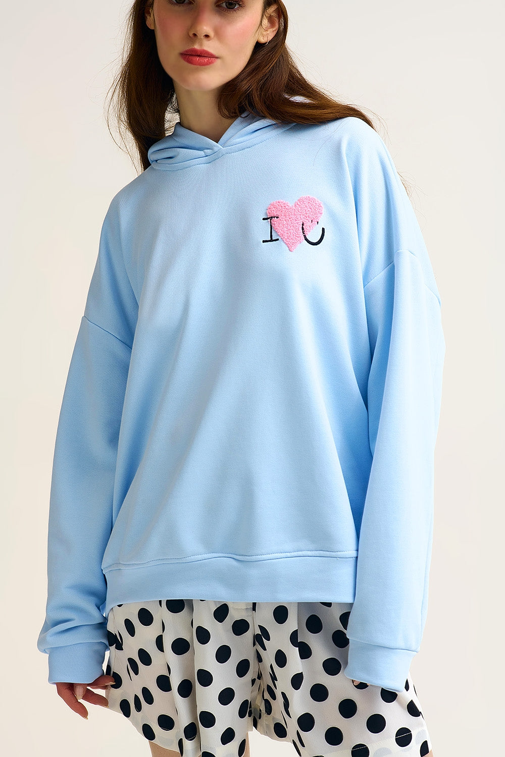 Q2 Camisola com capuz super macia azul bebé com gráfico de corações em bouclé
