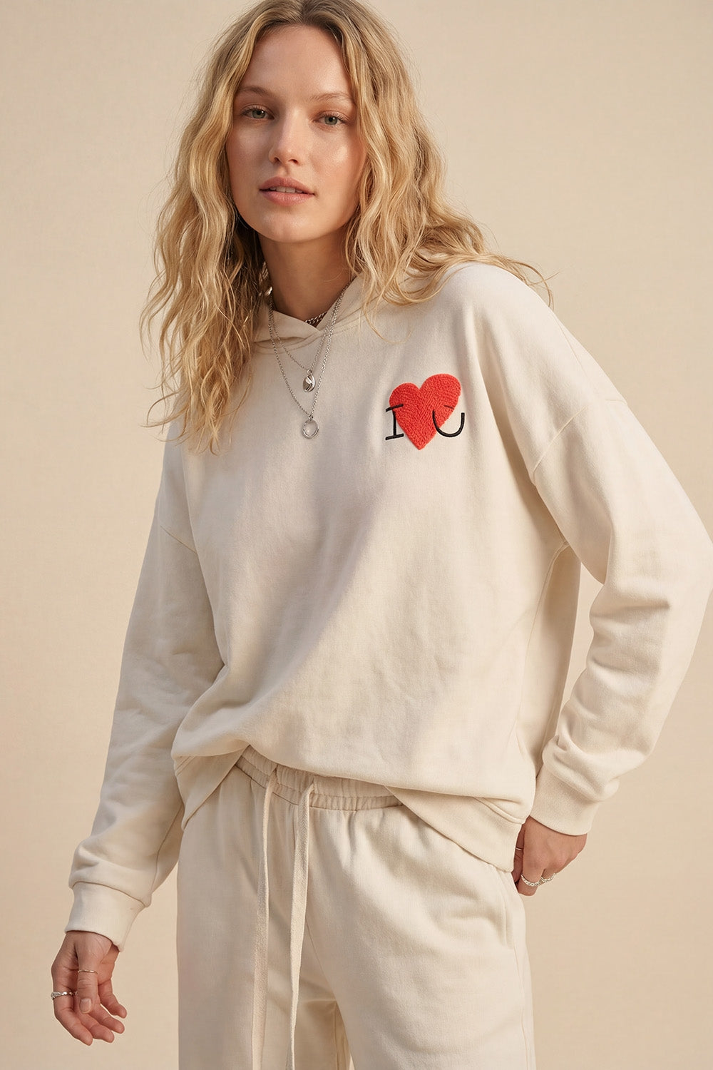 Q2 Camisola com capuz super macia em creme com gráfico de corações em bouclé