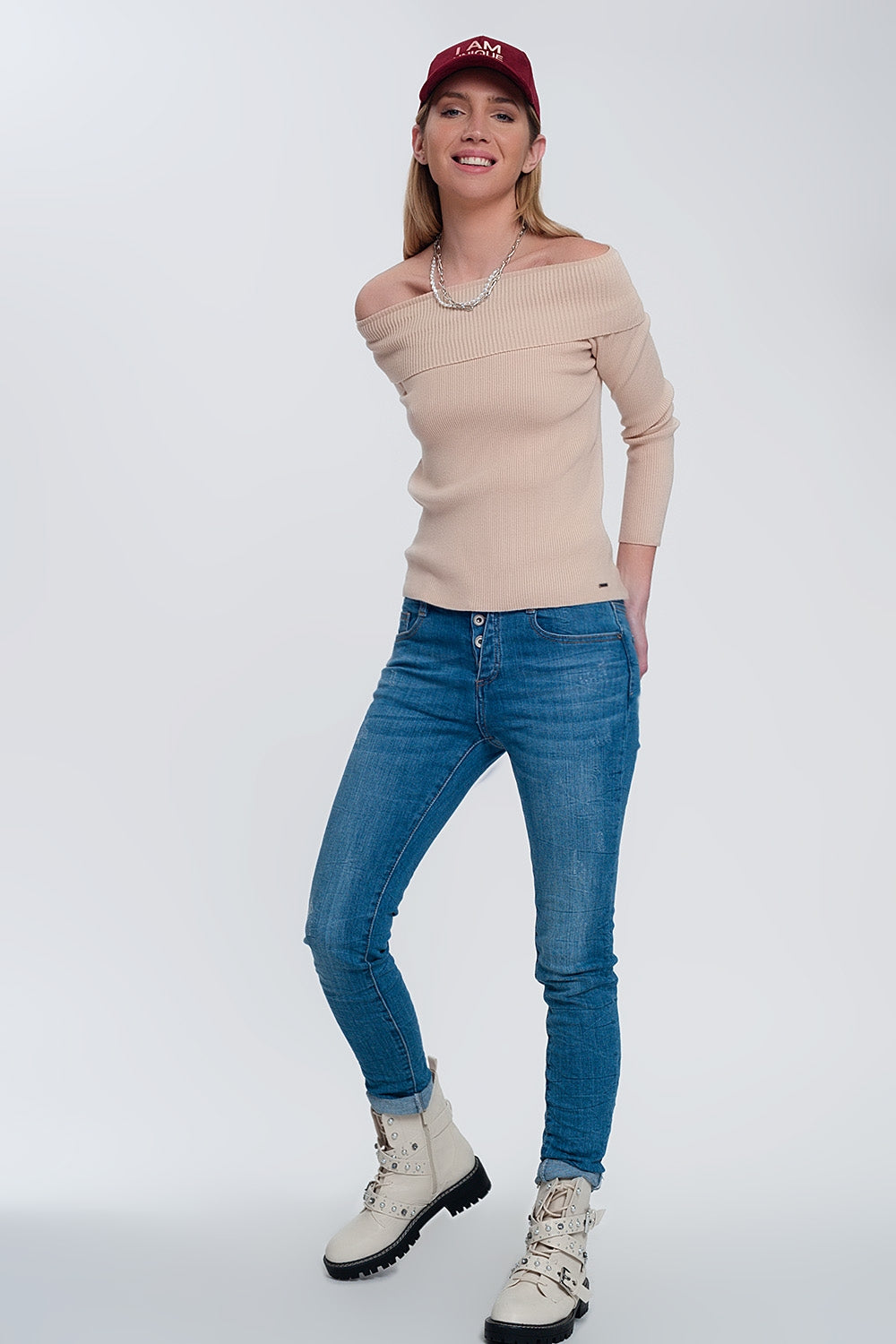 Camisola com decote Bardot de cor beige