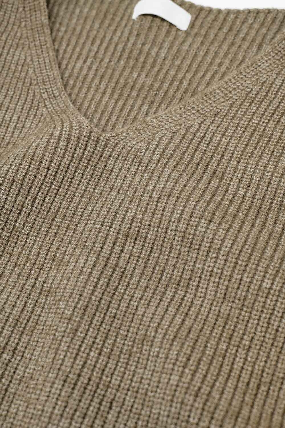 Camisola com decote em V bege de tamanho grande e aconchegante