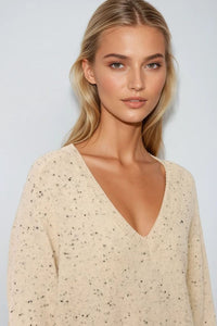 Q2 Camisola com decote em V de tamanho grande em creme