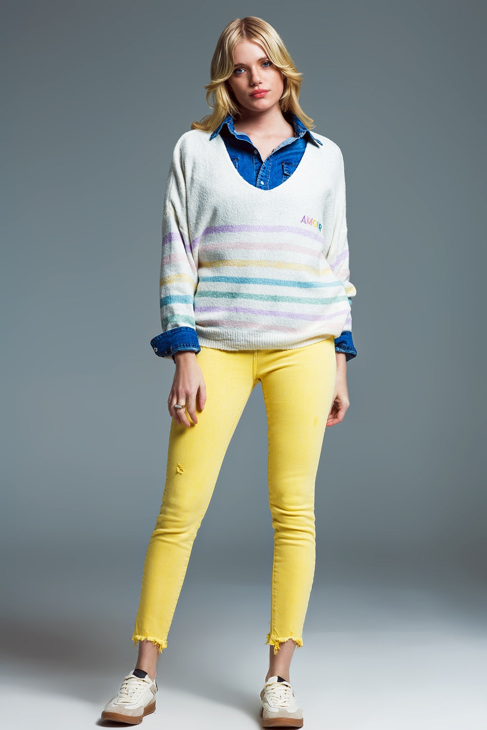 Camisola com decote em V profundo e riscas em tons pastel e bordado Amour