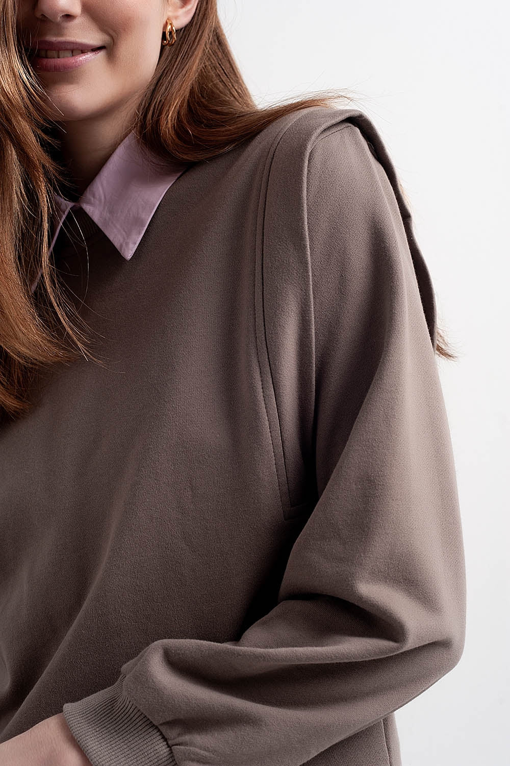 Camisola com detalhes do ombro em cinzento