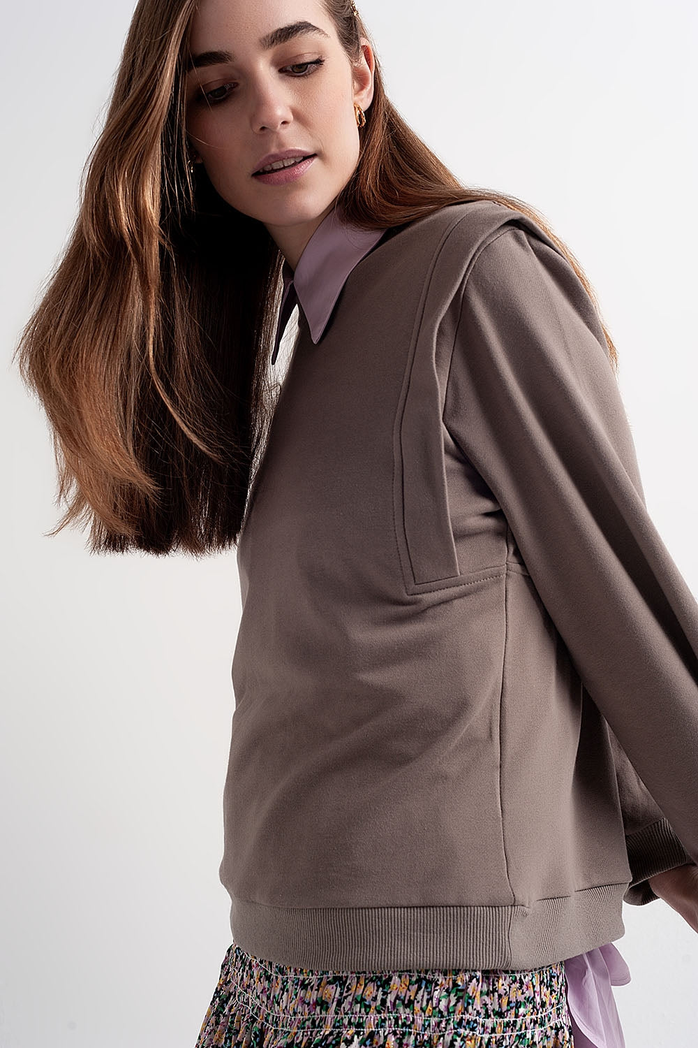 Camisola com detalhes do ombro em cinzento