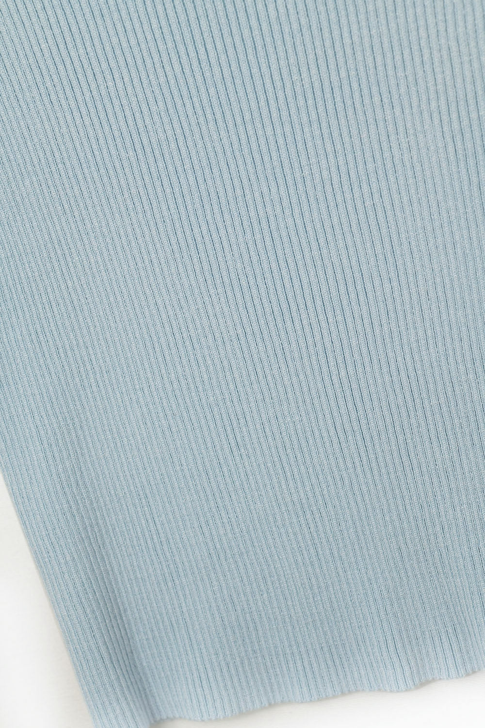 Camisola com gola alta e mangas com nervuras em azul