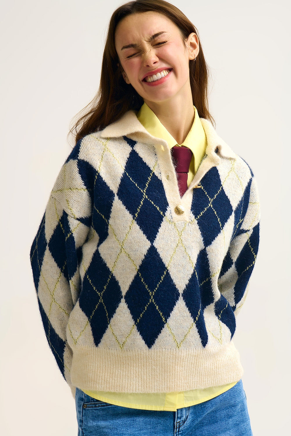 Q2 camisola com gola polo em malha com estampado de diamantes em azul marinho e creme