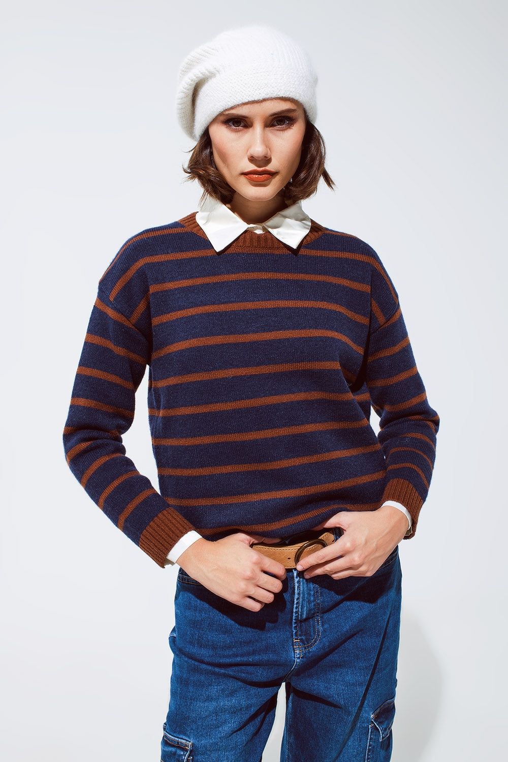 Q2 Camisola com gola redonda às riscas em azul-marinho e laranja-ferrugem
