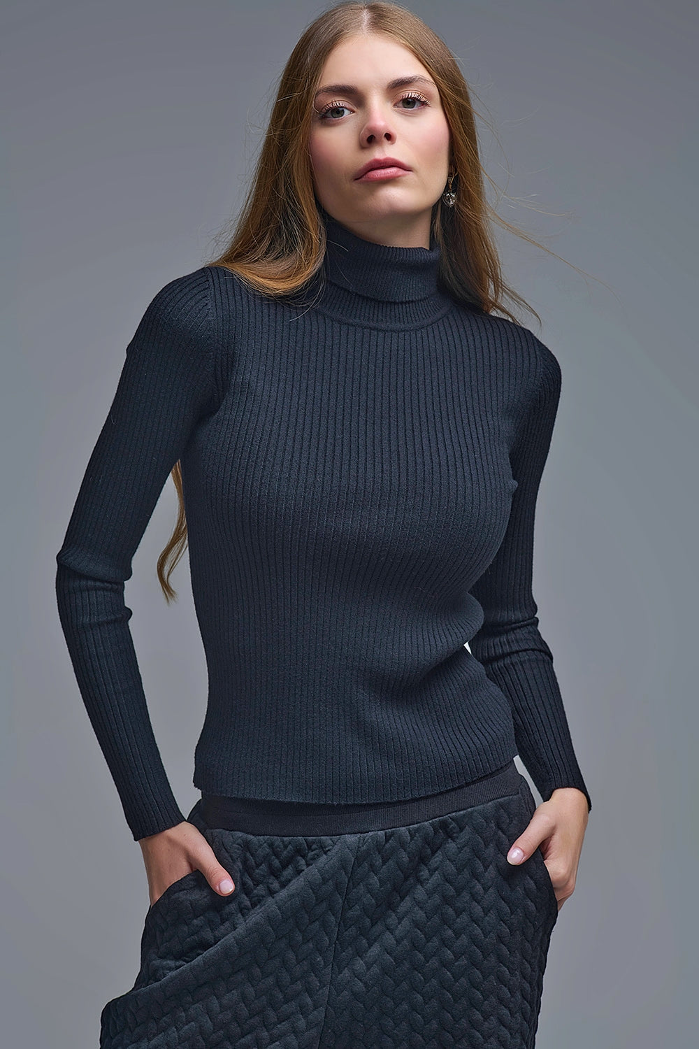 Q2 Camisola com gola rolada e nervuras em preto