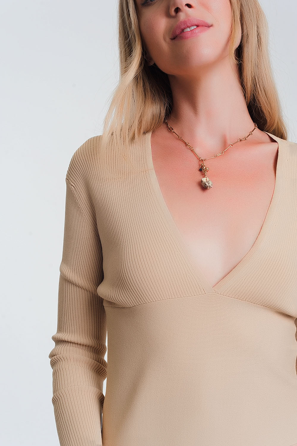 Camisola com nervuras bege e decote em V