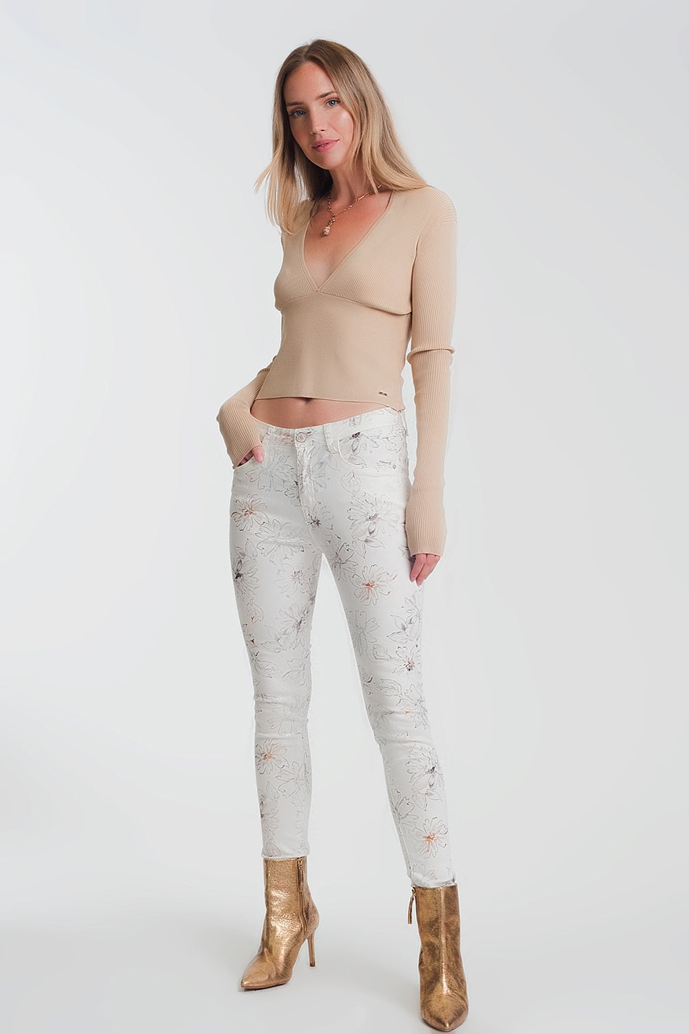 Camisola com nervuras bege e decote em V