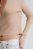 Camisola com nervuras bege e decote em V