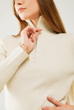 camisola com nervuras em creme e fecho de correr
