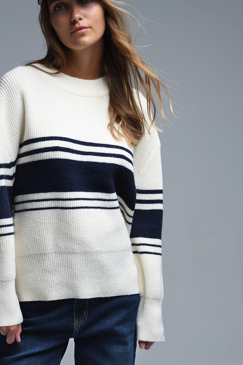 Q2 Camisola com nervuras em creme e riscas no peito em azul-marinho