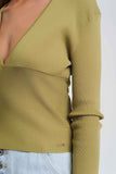 Camisola com nervuras verde e decote em V