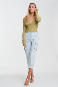 Camisola com nervuras verde e decote em V