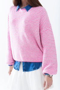 Camisola cor-de-rosa com riscas brancas