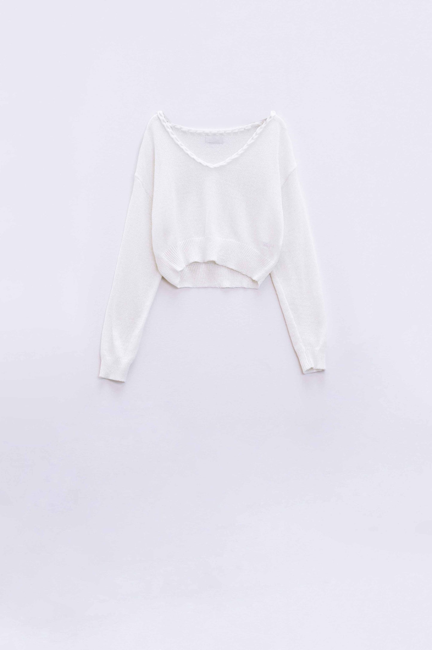 Q2 Camisola creme com decote em V largo e pormenores entrançados
