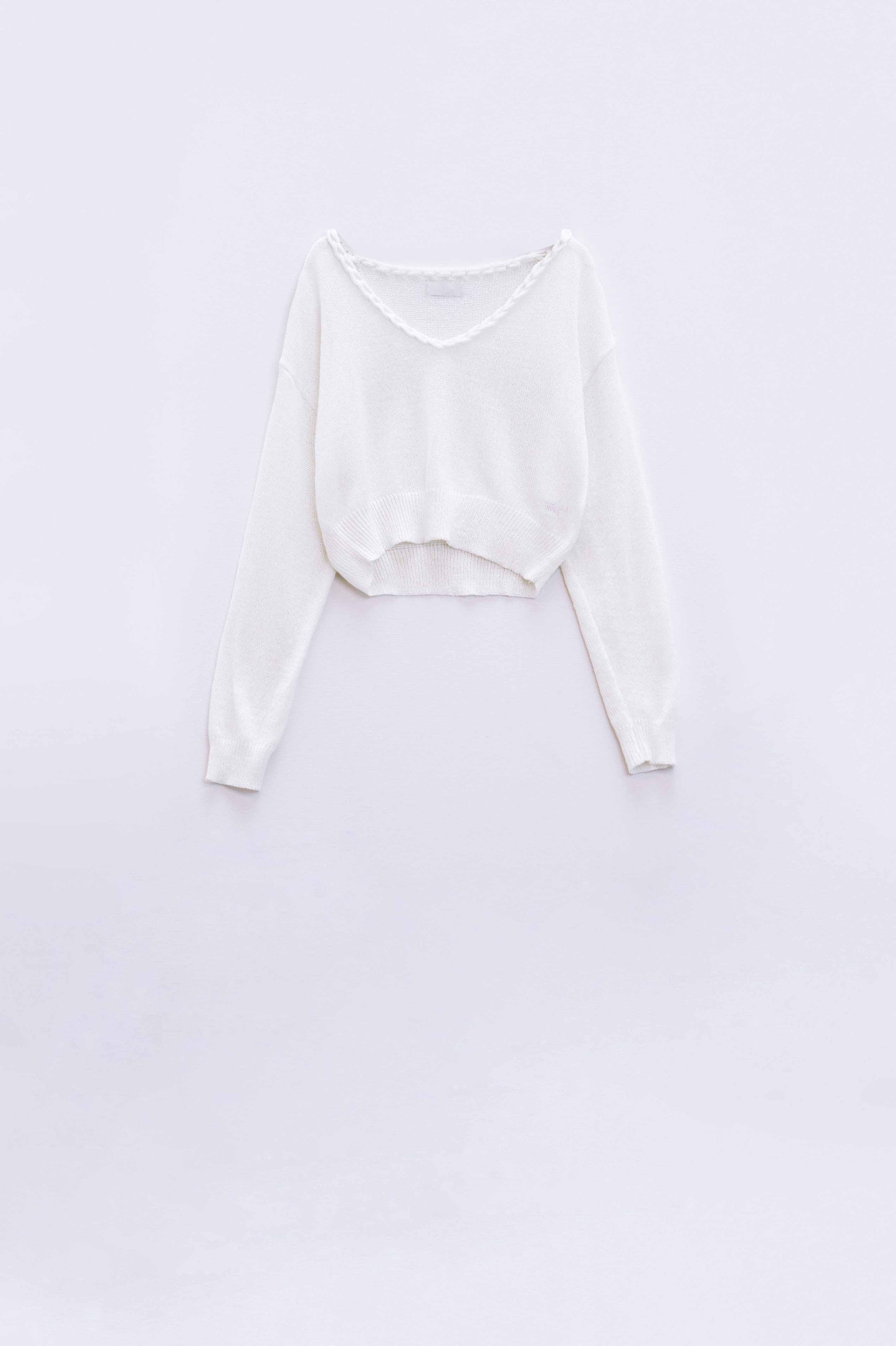 Q2 Camisola creme com decote em V largo e pormenores entrançados