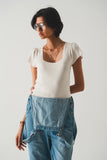 Q2 Camisola creme com decote quadrado e manga bufante