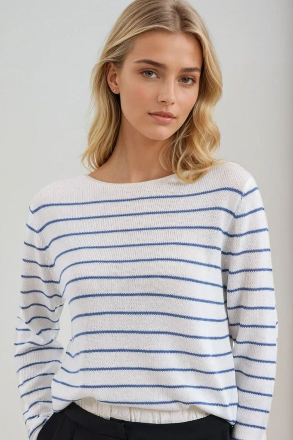 Q2 Camisola creme com riscas azuis em malha fina