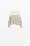 Q2 Camisola creme com riscas castanhas e gola redonda