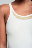 Camisola de alças branca canelada com detalhes de contas