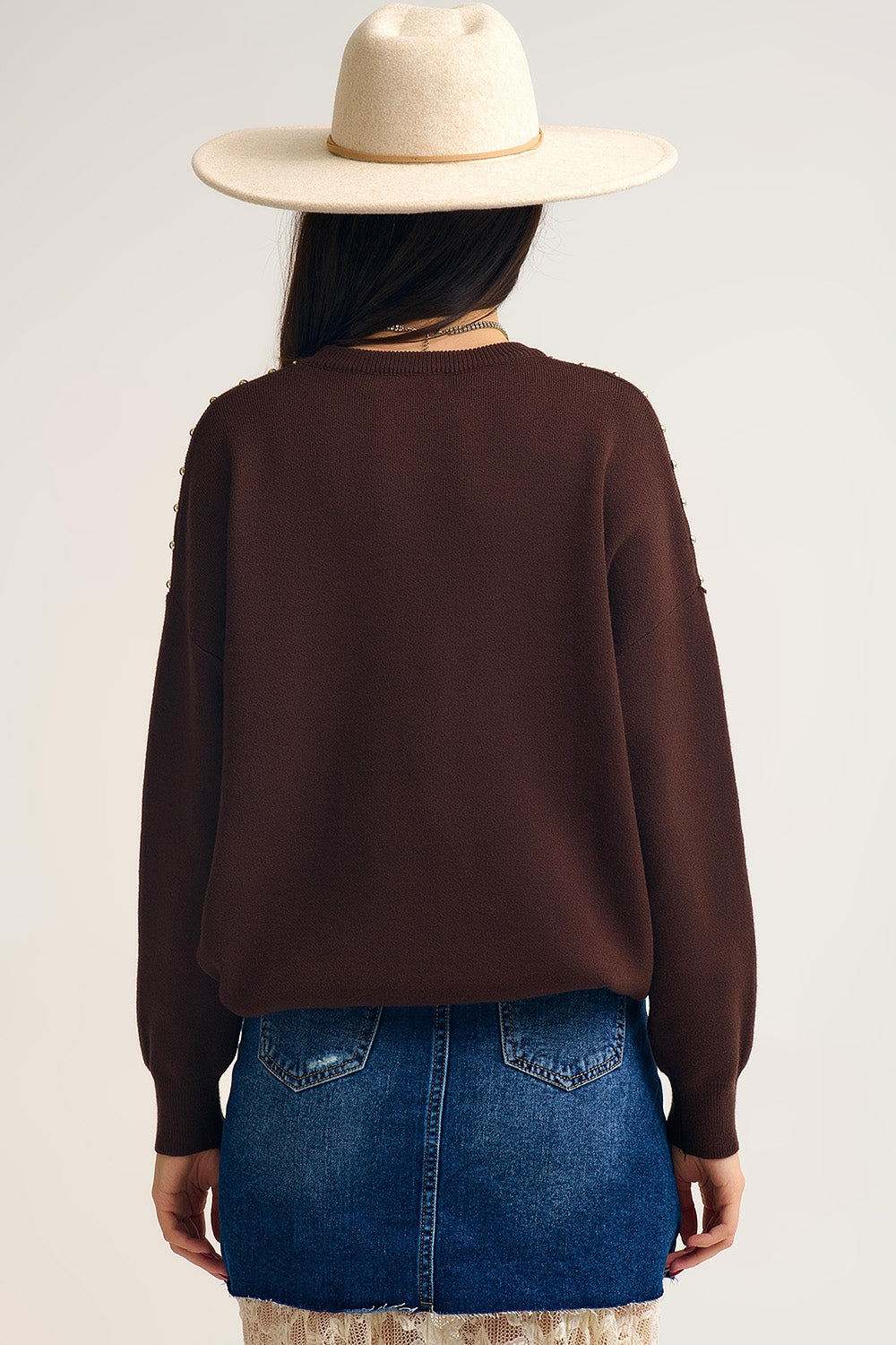 Camisola de franjas castanha com pormenores metálicos