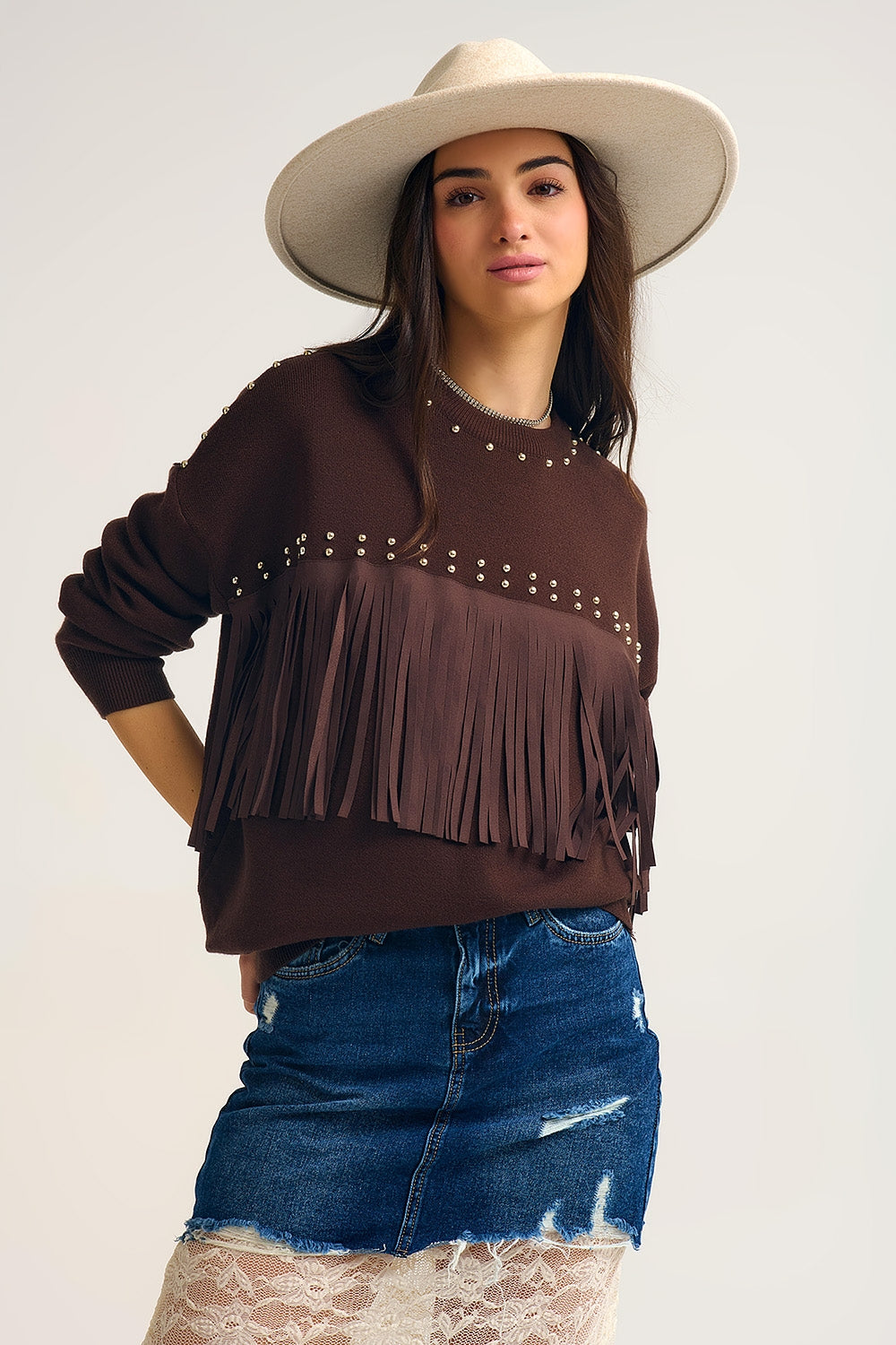 Camisola de franjas castanha com pormenores metálicos