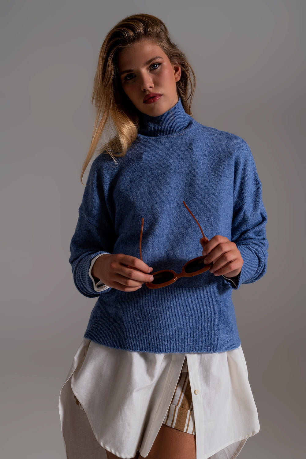 Q2 Camisola de gola alta azul em um tecido de malha macia
