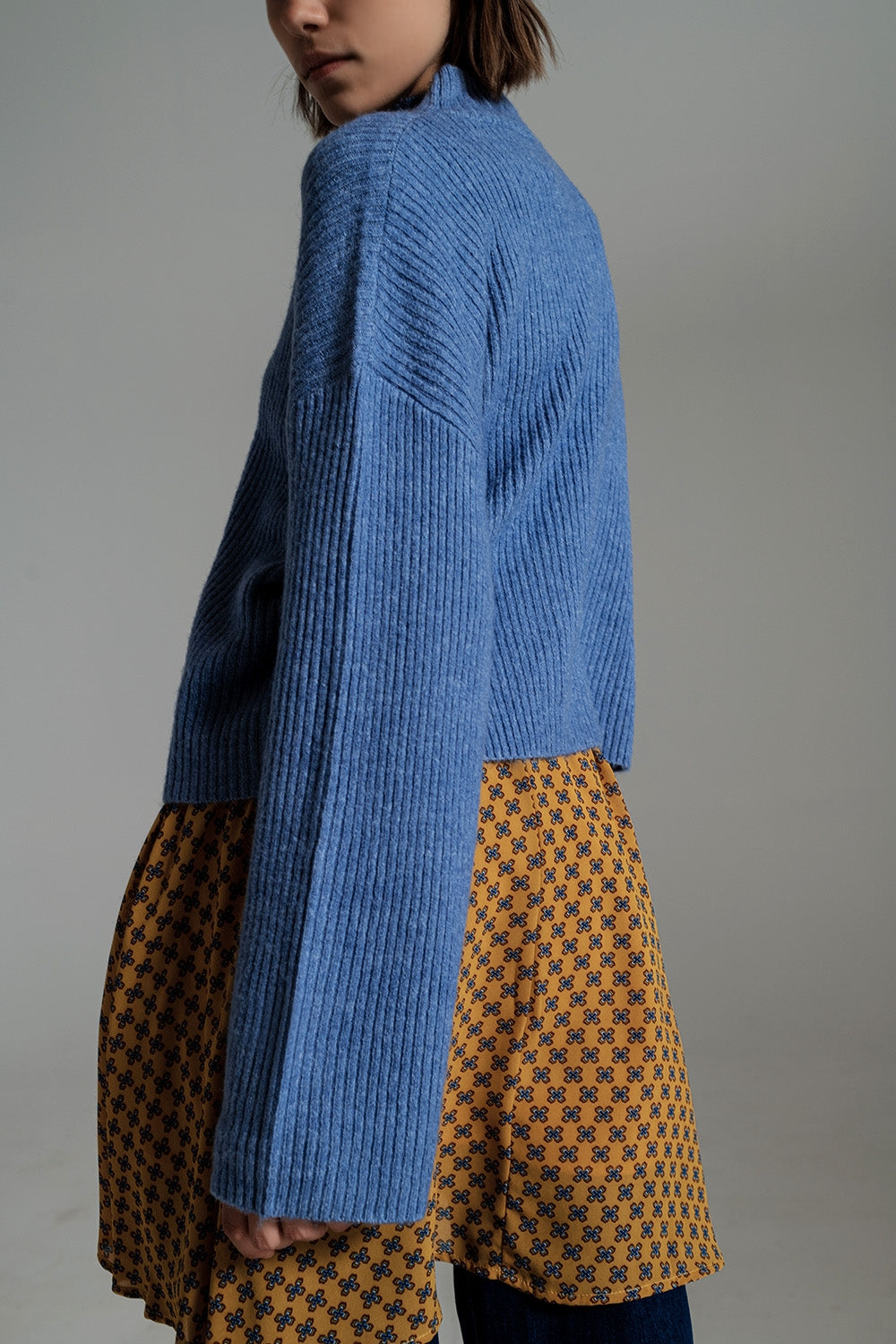 Camisola de gola alta azul macio e canelado