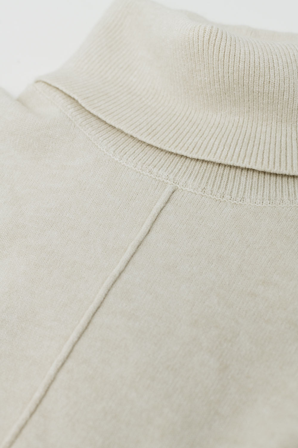 Camisola de gola alta bege com costura à frente