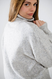 camisola de gola alta cinzenta com mangas descaídas