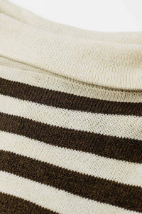 Camisola de gola alta com asas de morcego e riscas em creme e castanho