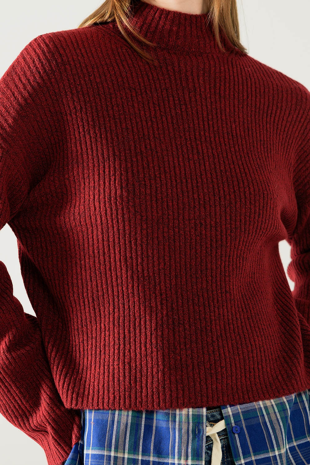 camisola de gola alta com nervuras vinho descontraída