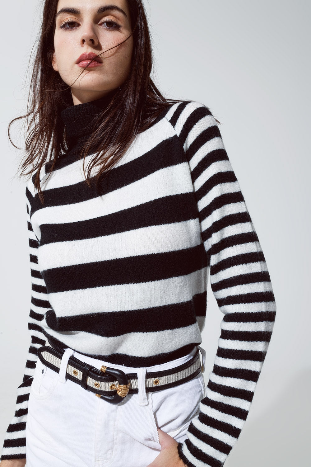 Q2 Camisola de gola alta com riscas em branco e preto