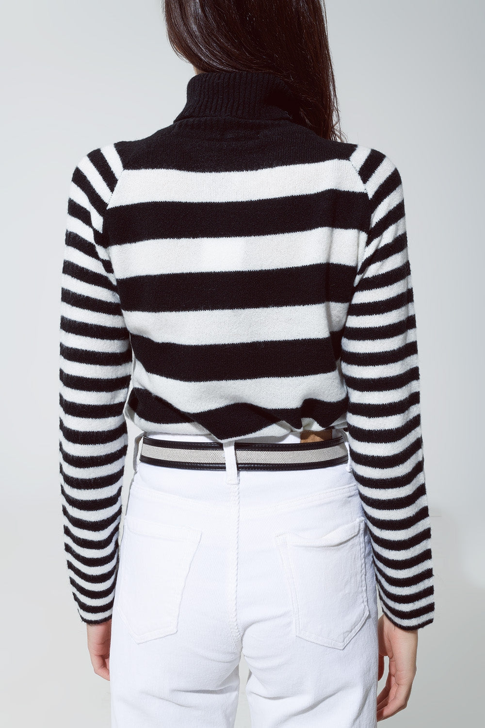 Camisola de gola alta com riscas em branco e preto