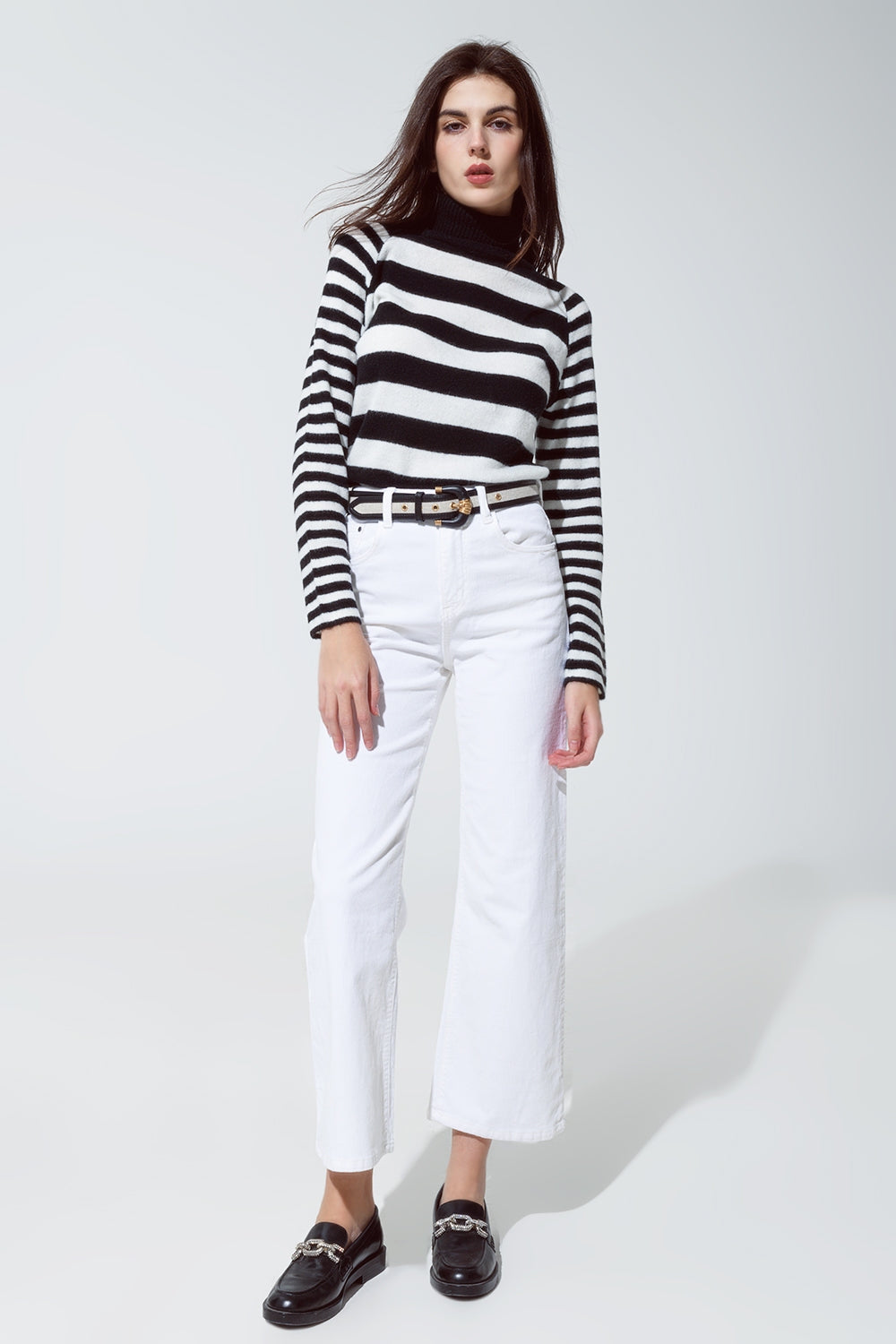 Camisola de gola alta com riscas em branco e preto