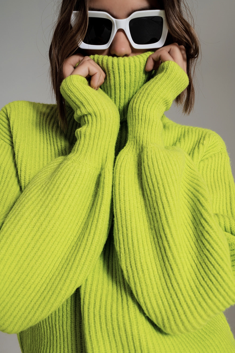 Camisola de gola alta de malha com nervuras verdes com mangas de balão