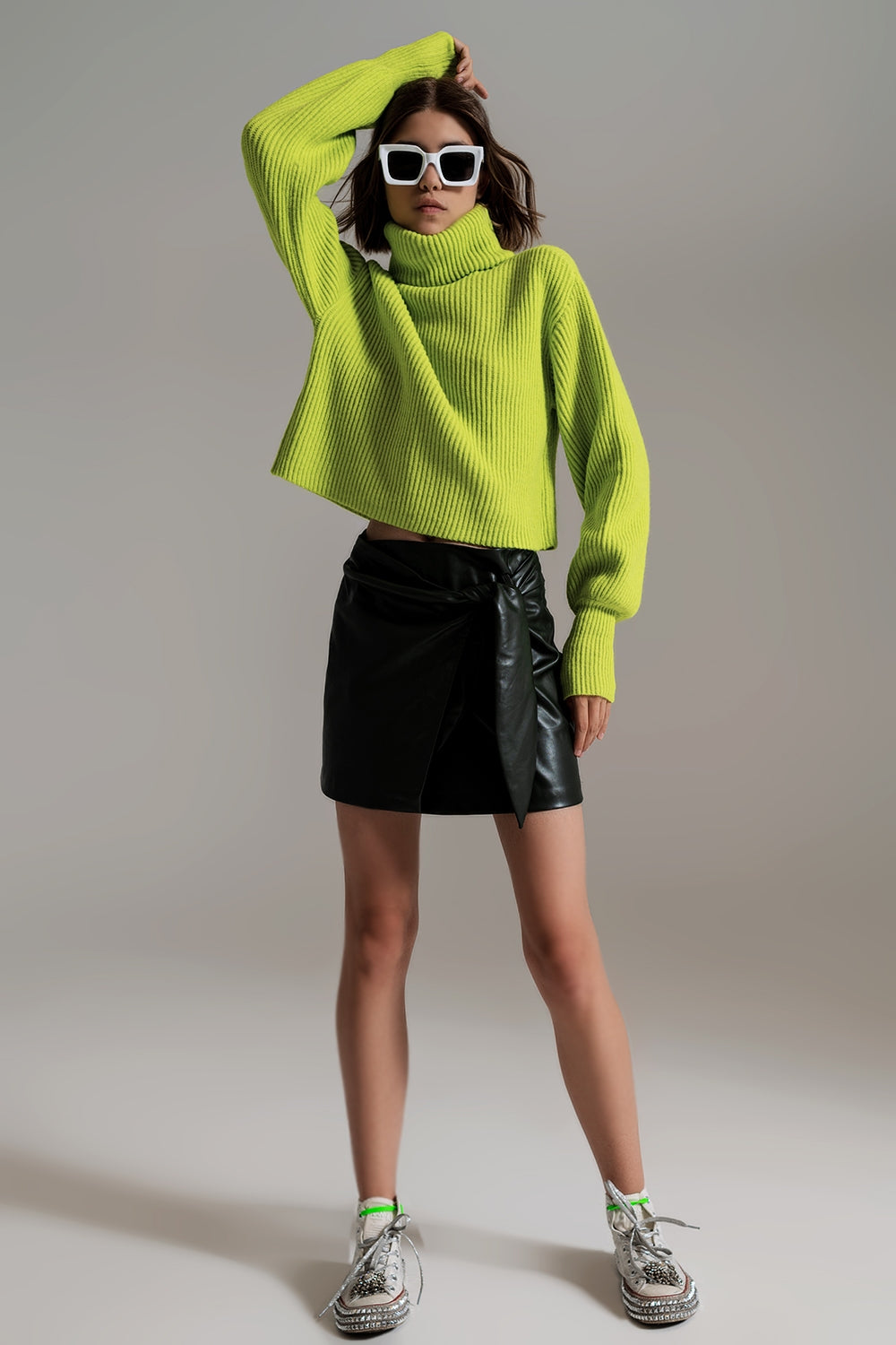 Camisola de gola alta de malha com nervuras verdes com mangas de balão