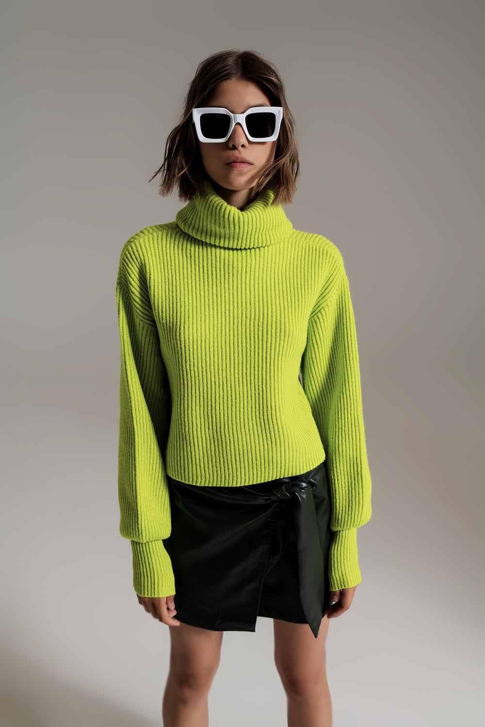 Camisola de gola alta de malha com nervuras verdes com mangas de balão