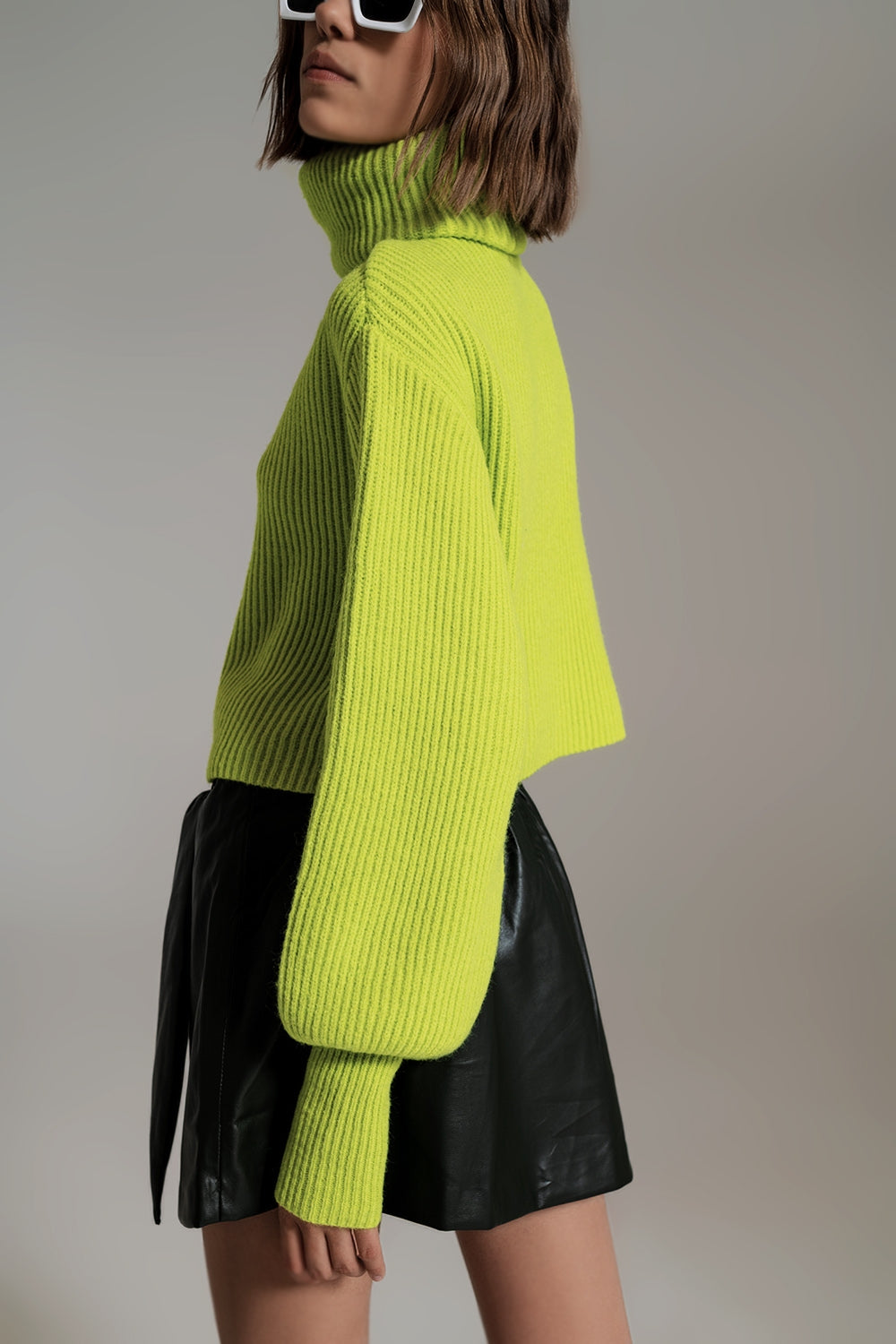 Camisola de gola alta de malha com nervuras verdes com mangas de balão